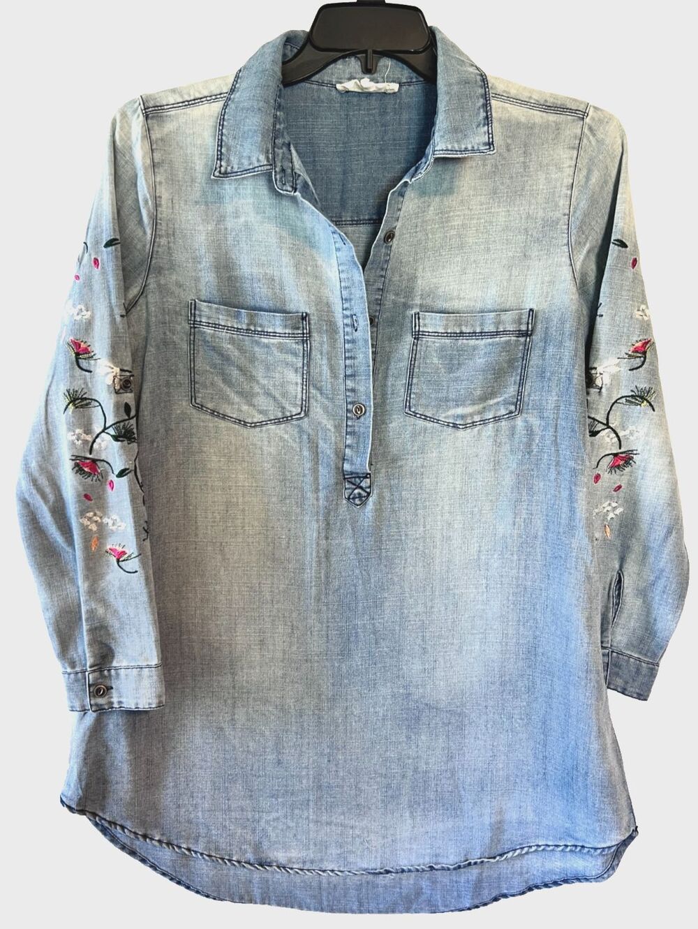 En Creme Denim VNeck Embroidered Floral Chambray Sleeves Size Small -fits like M